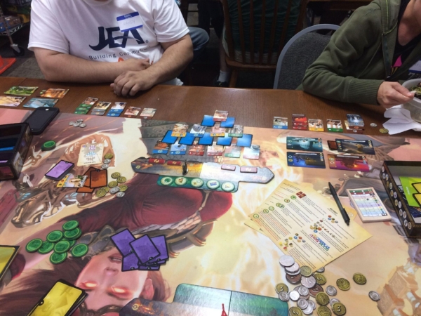 Chuyển bài cho người chơi kế bên board game 7 wonders