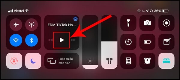 Bấm biểu tượng Play để tiếp tục nghe nhạc